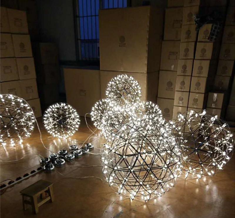 Delcourt lampada a sospensione con sfera argentata