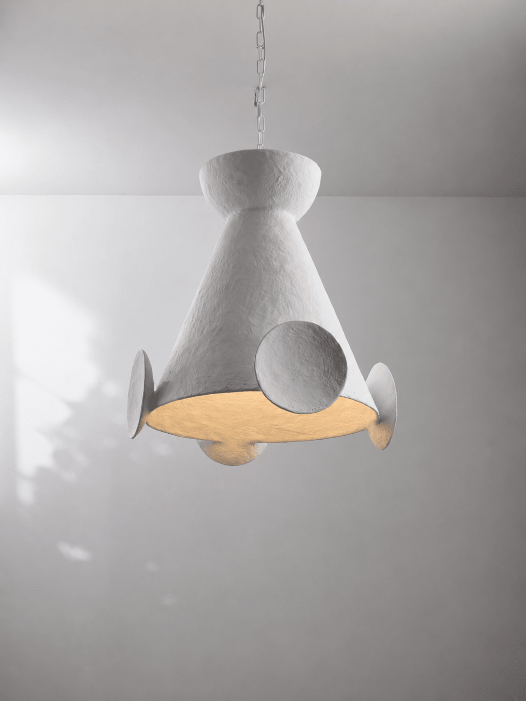 Sculptural lampada a sospensione in cono di gesso