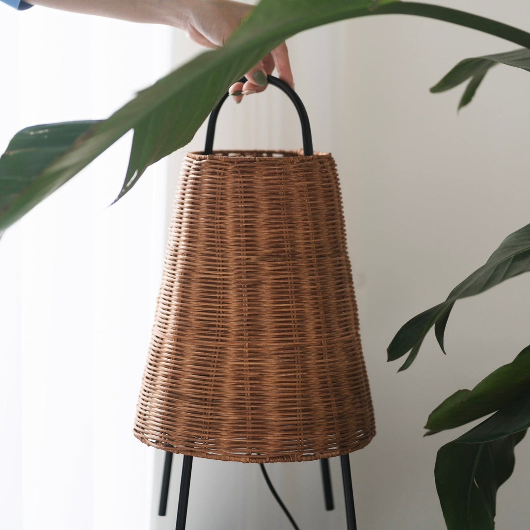 Ravora lampada da tavolo in rattan naturale stile costiero