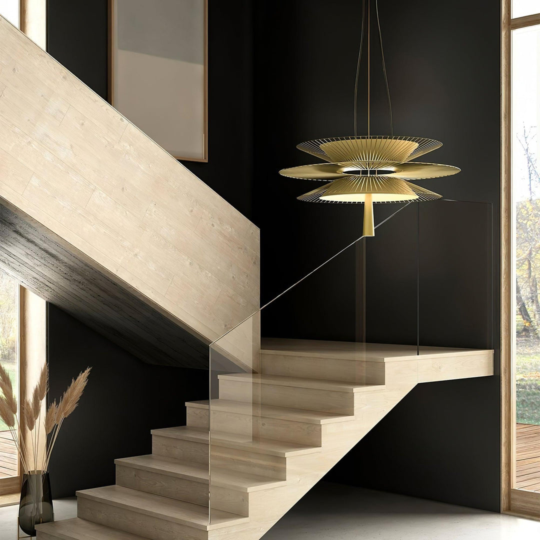 Lampadario a struttura filare stratificata con effetto scultoreo, audace e moderno