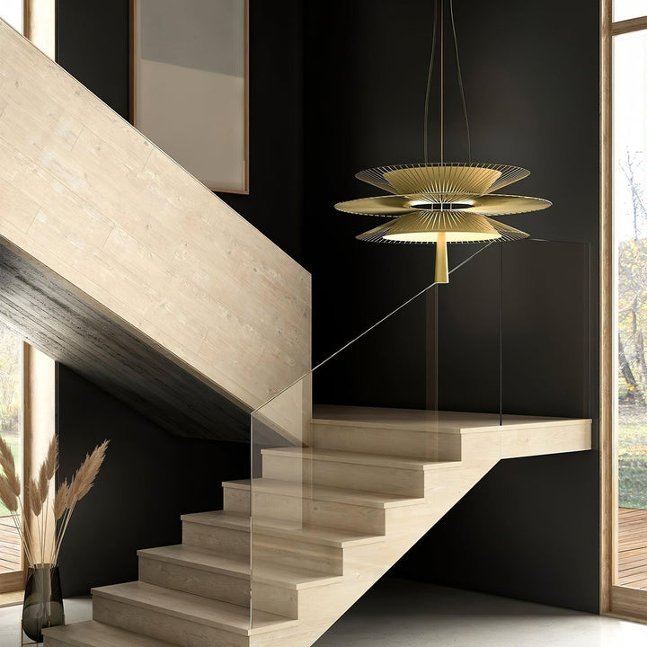Lampadario a struttura filare stratificata con effetto scultoreo, audace e moderno
