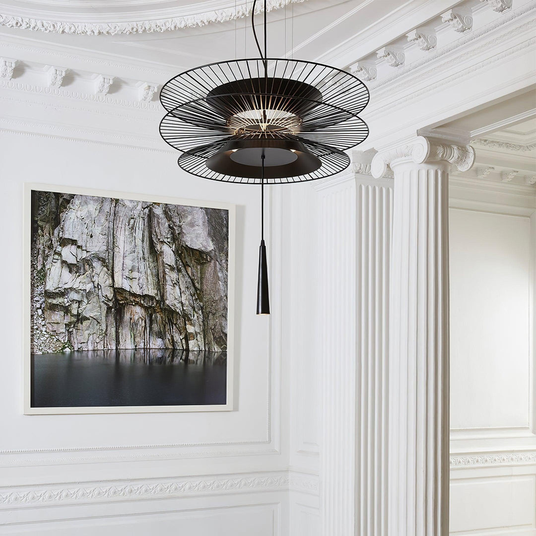 Lampadario a struttura filare stratificata con effetto scultoreo, audace e moderno