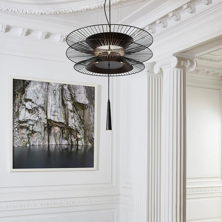 Lampadario a struttura filare stratificata con effetto scultoreo, audace e moderno