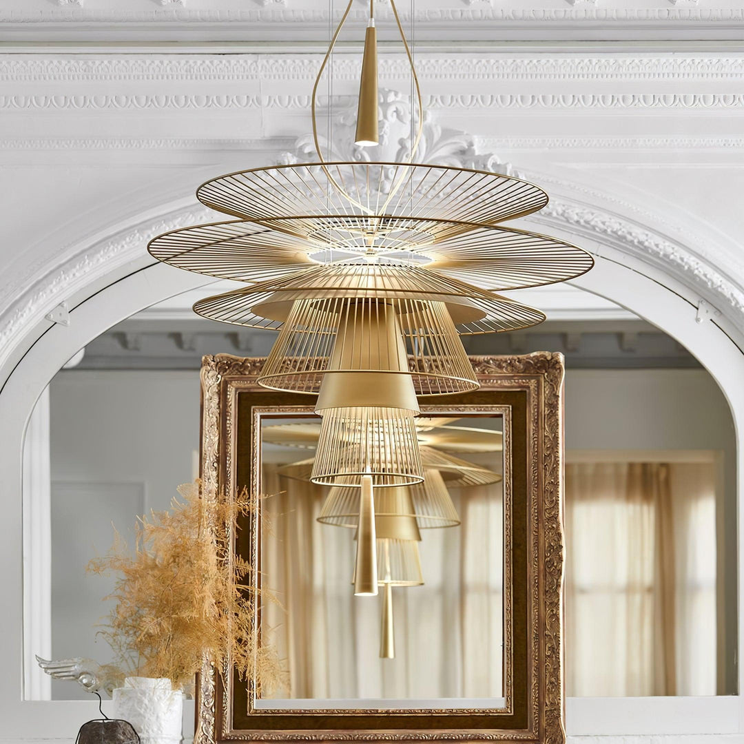 Lampadario a struttura filare stratificata con effetto scultoreo, audace e moderno