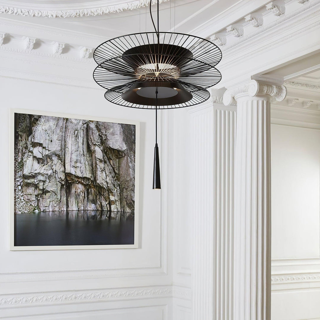 Lampadario a struttura filare stratificata con effetto scultoreo, audace e moderno
