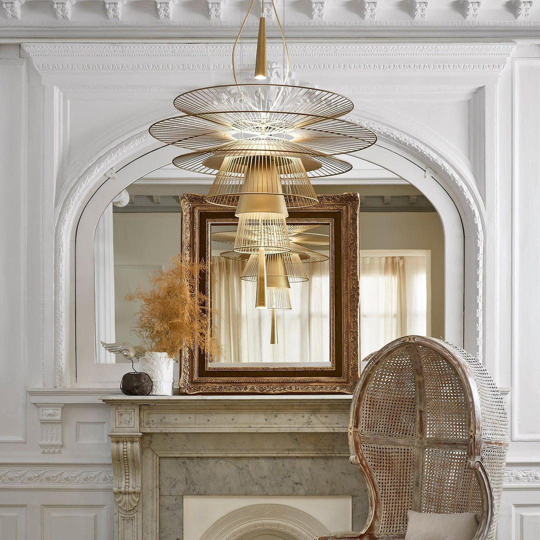 Lampadario a struttura filare stratificata con effetto scultoreo, audace e moderno