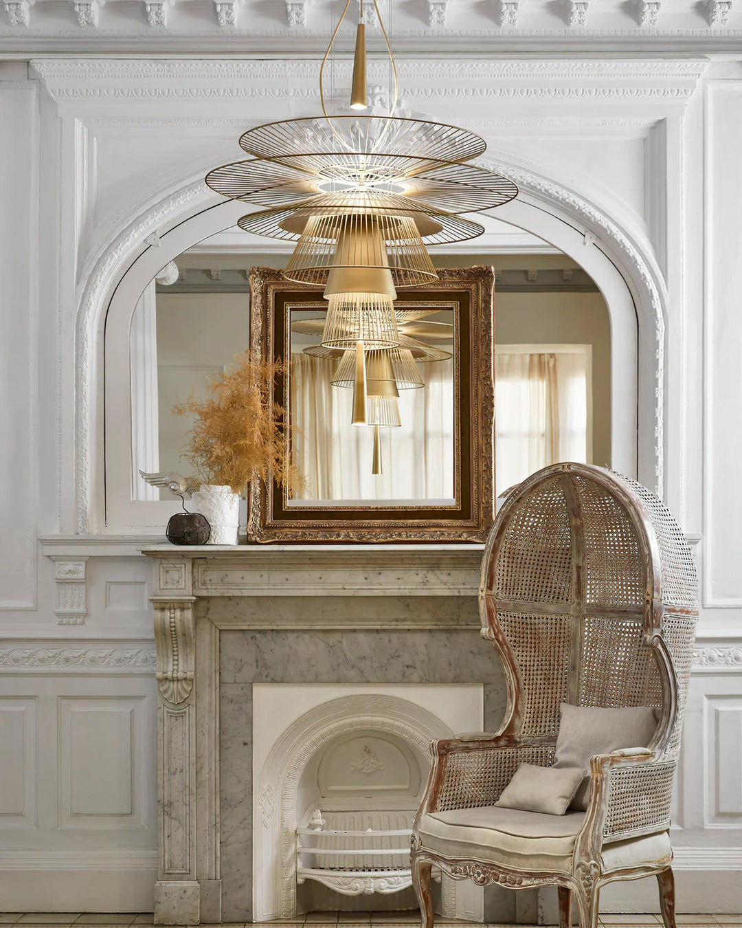 Lampadario a struttura filare stratificata con effetto scultoreo, audace e moderno
