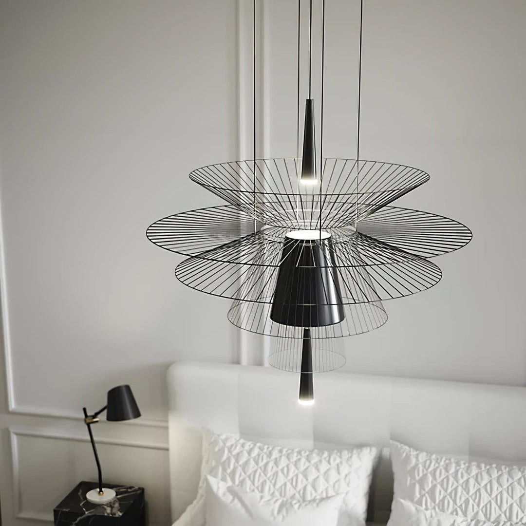 Lampadario a struttura filare stratificata con effetto scultoreo, audace e moderno