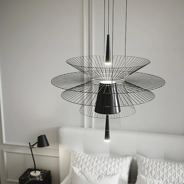 Lampadario a struttura filare stratificata con effetto scultoreo, audace e moderno