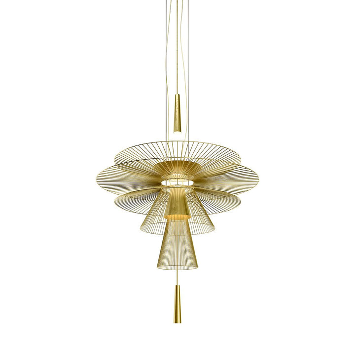 Lampadario a struttura filare stratificata con effetto scultoreo, audace e moderno