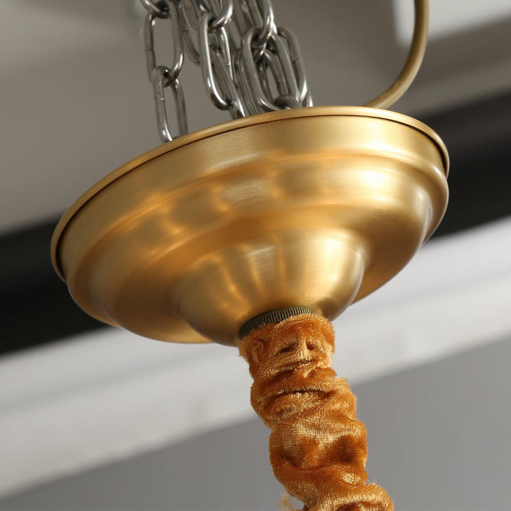 Lampadario con cornice rotonda nera e bracci in ottone, paralumi a coste in vetro