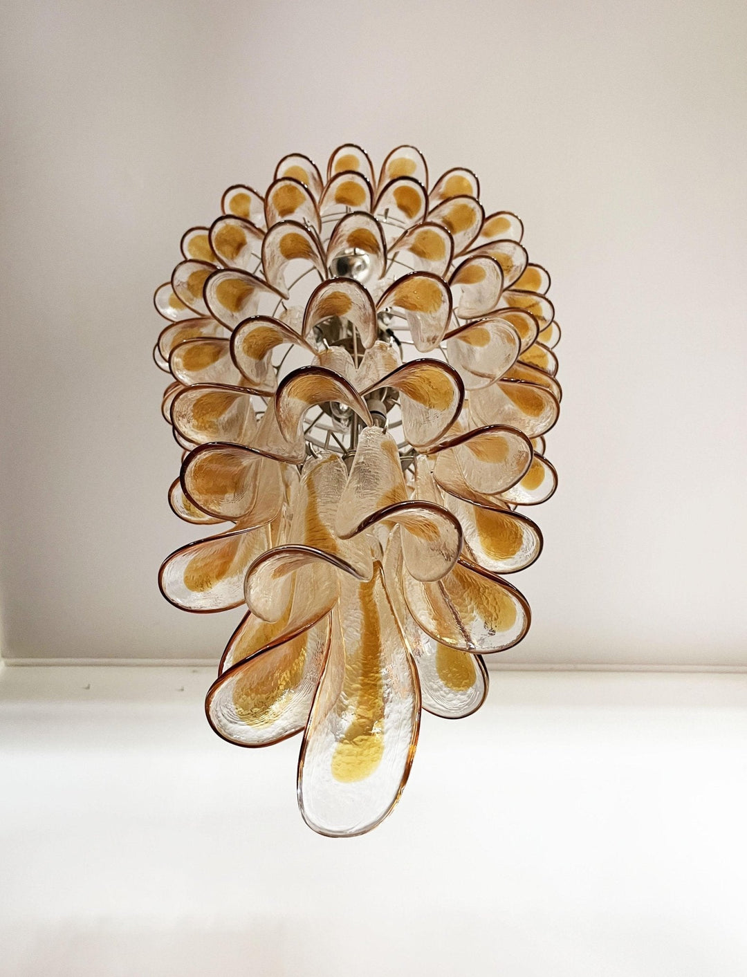 Eirinira lampadario petali in vetro di Murano dorato a Cascata Stratificata