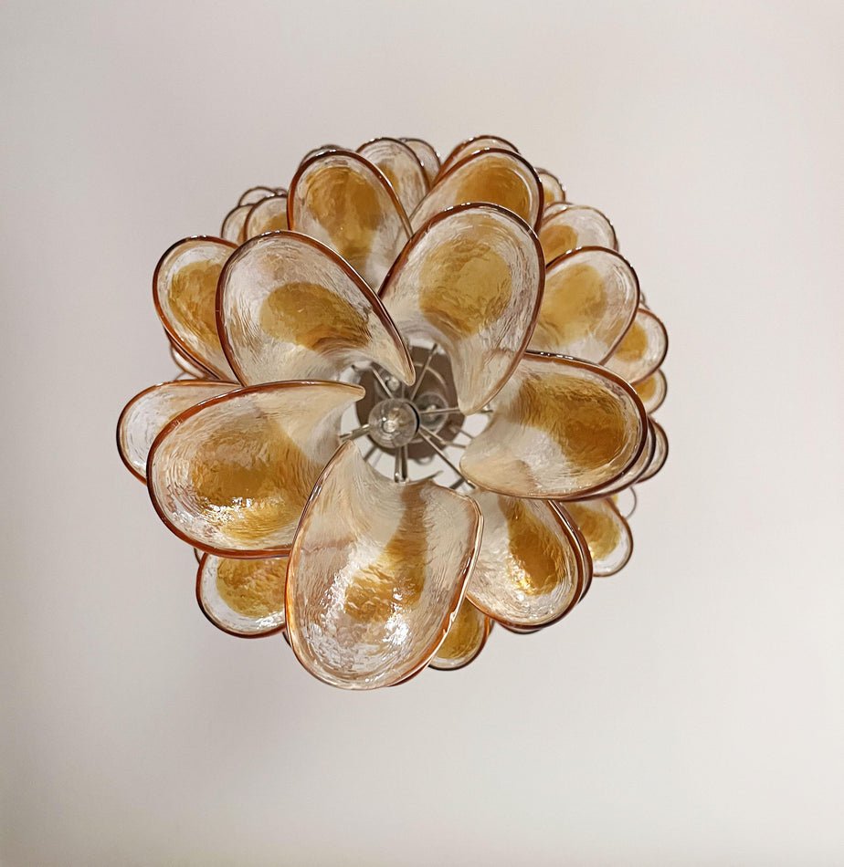 Eirinira lampadario petali in vetro di Murano dorato a Cascata Stratificata