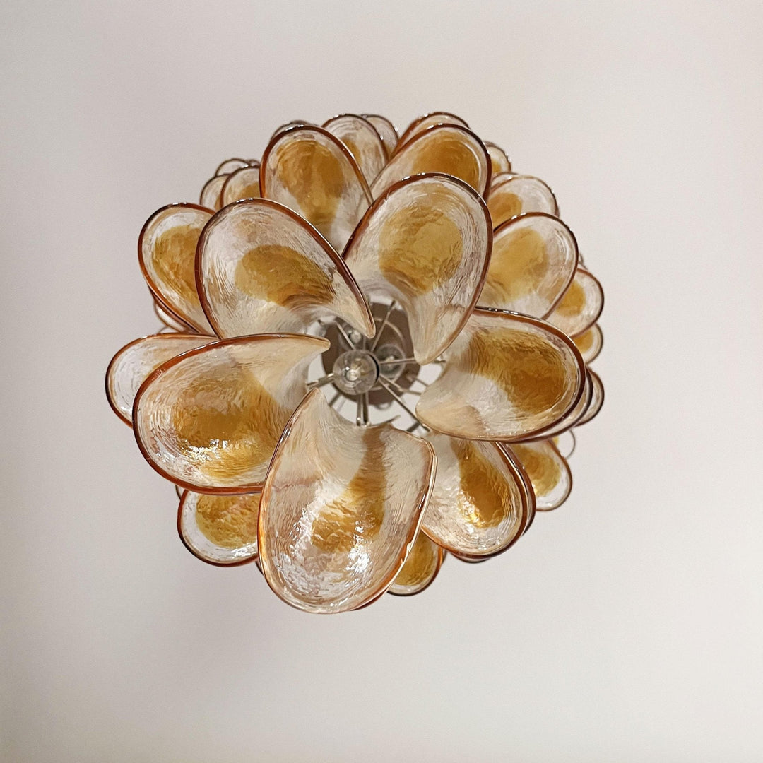Eirinira lampadario petali in vetro di Murano dorato a Cascata Stratificata