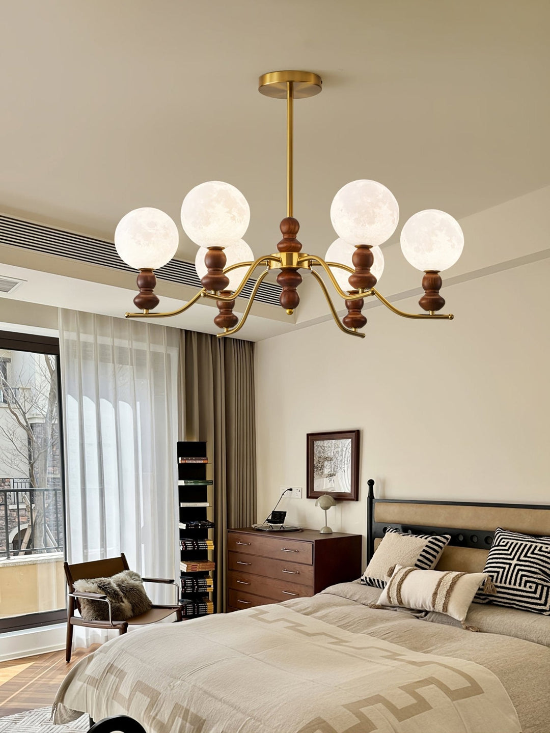 Elvivira lampadario in ottone e legno con globi Lunari Eleganti