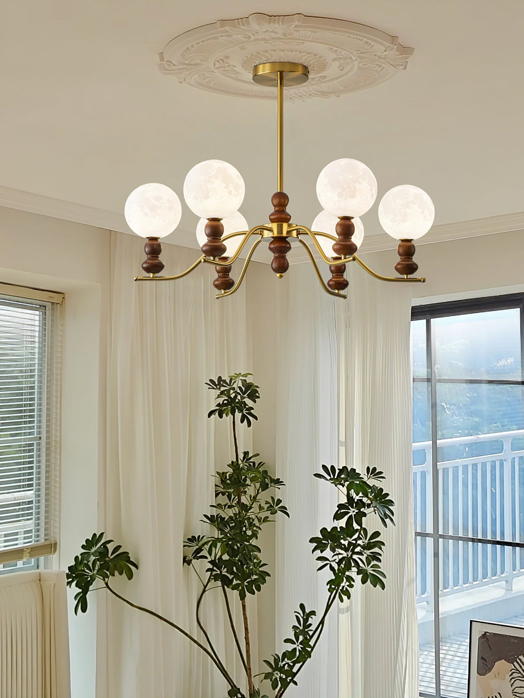 Elvivira lampadario in ottone e legno con globi Lunari Eleganti