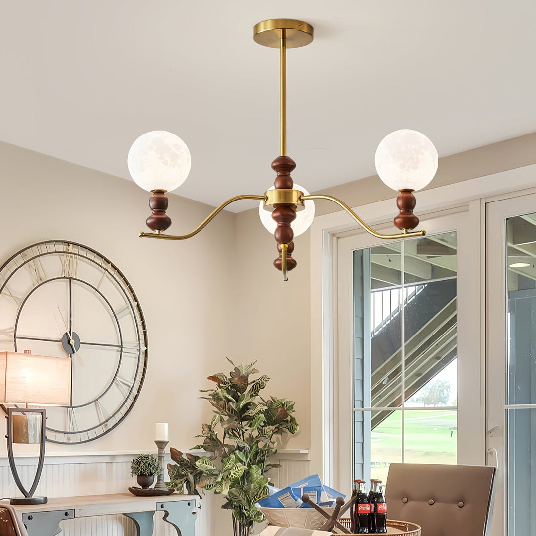 Elvivira lampadario in ottone e legno con globi Lunari Eleganti
