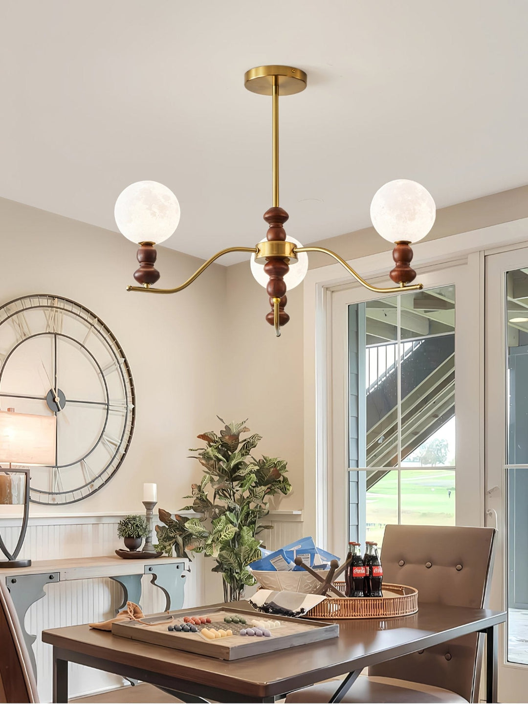 Elvivira lampadario in ottone e legno con globi Lunari Eleganti