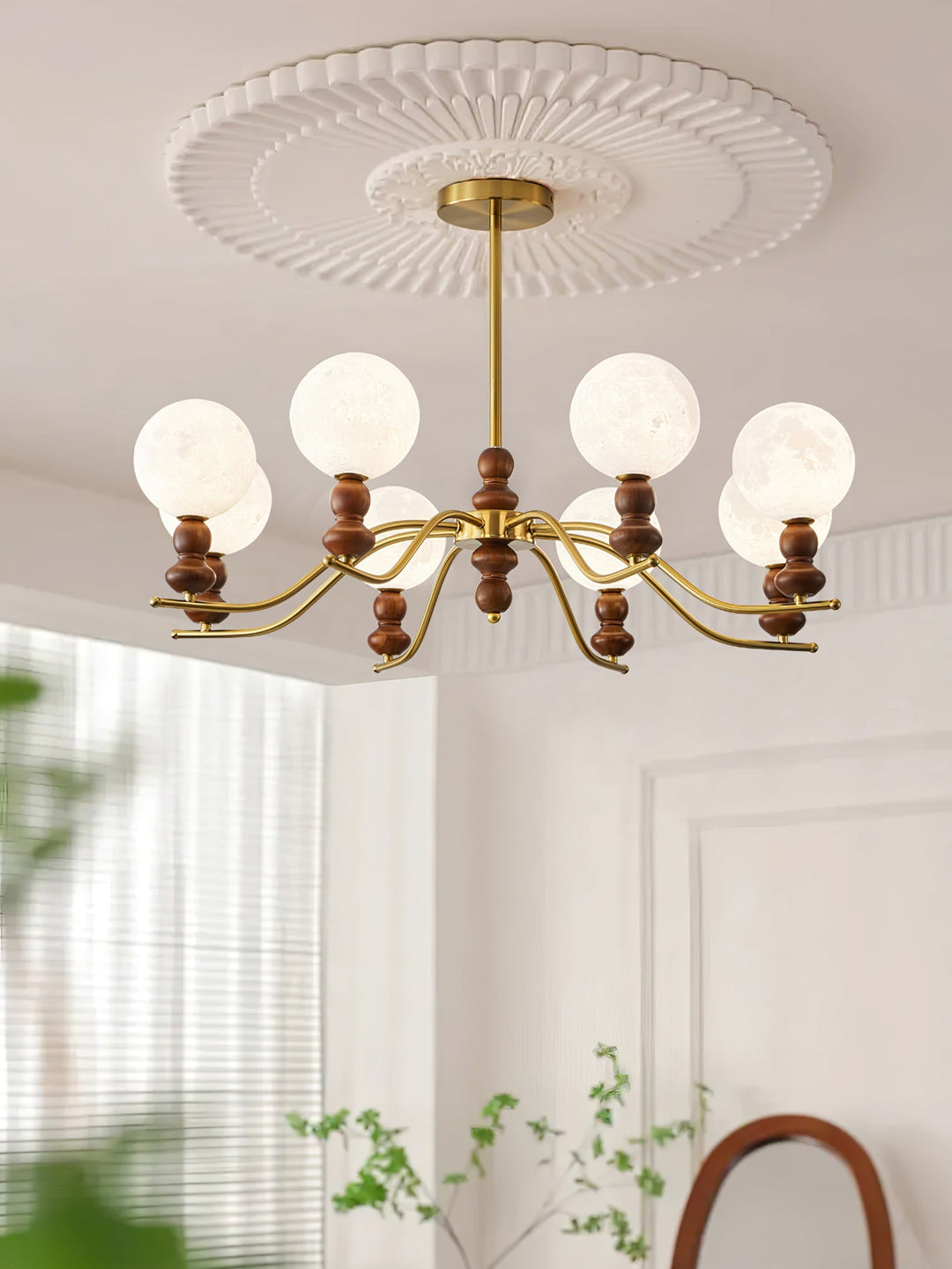 Elvivira lampadario in ottone e legno con globi Lunari Eleganti
