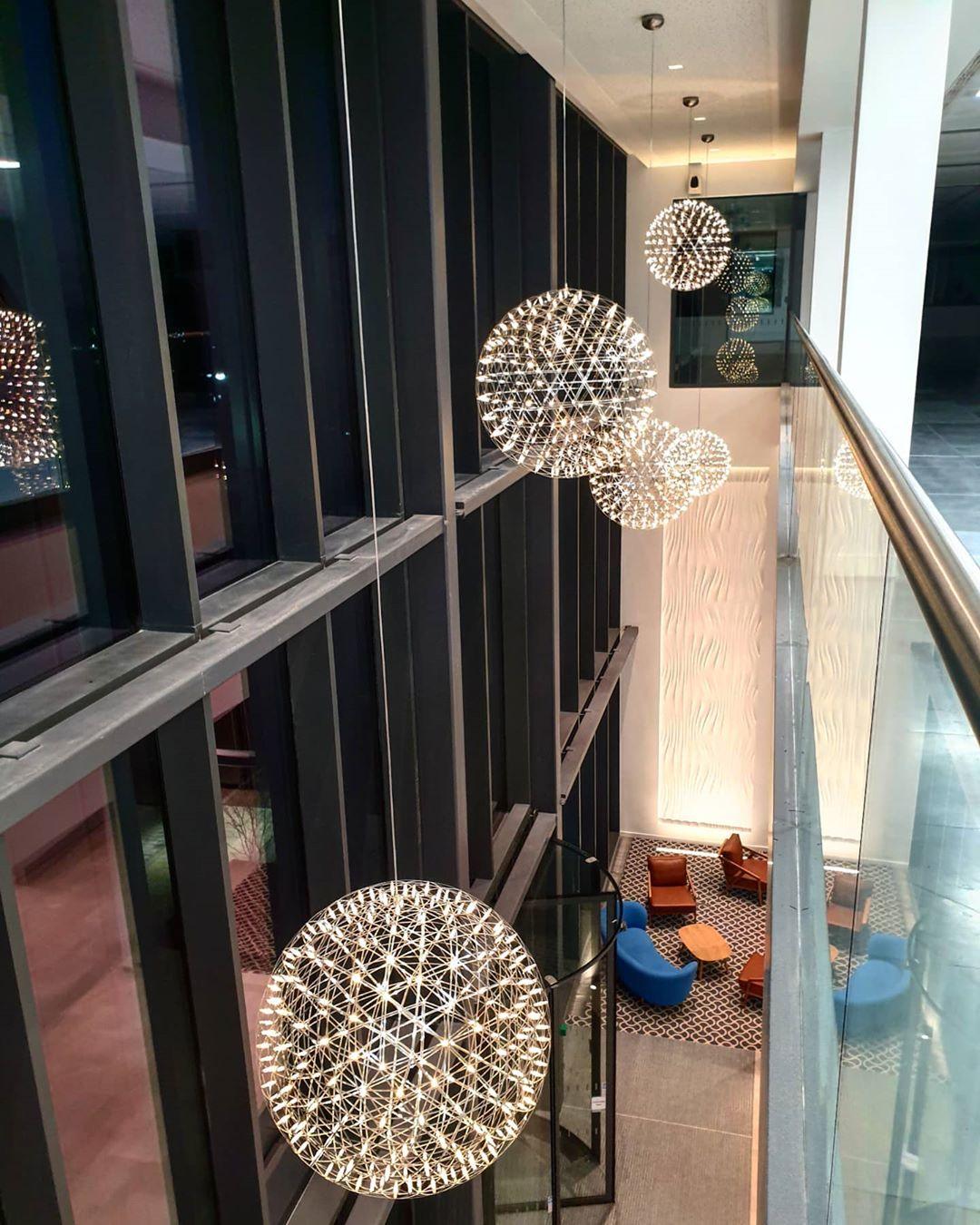Delcourt lampada a sospensione con sfera argentata