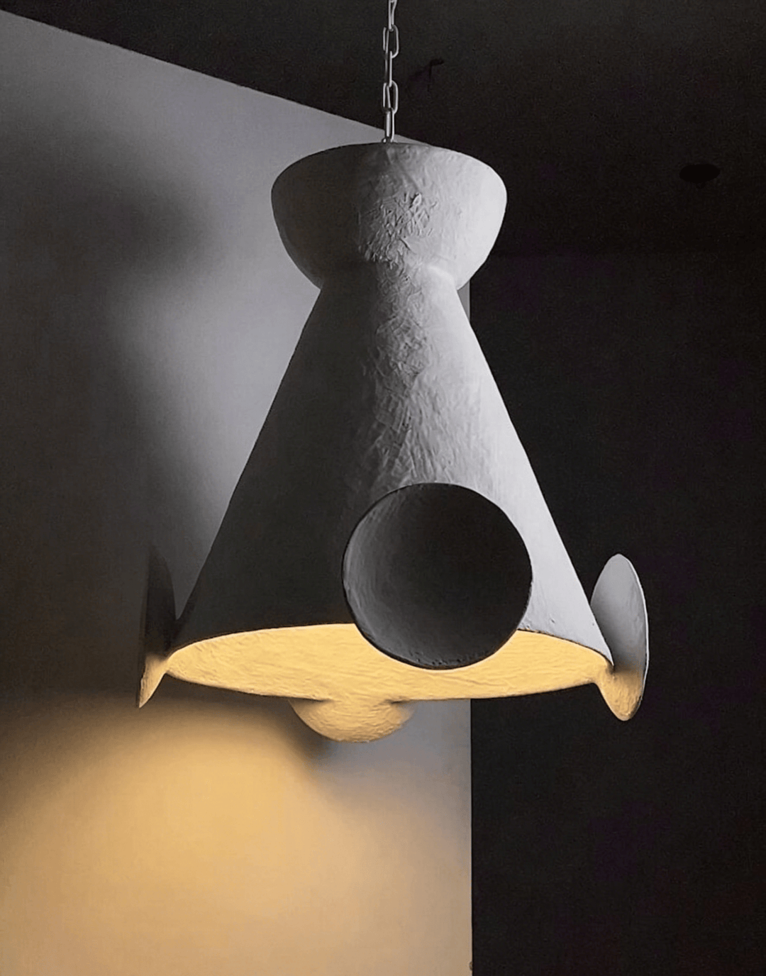 Sculptural lampada a sospensione in cono di gesso