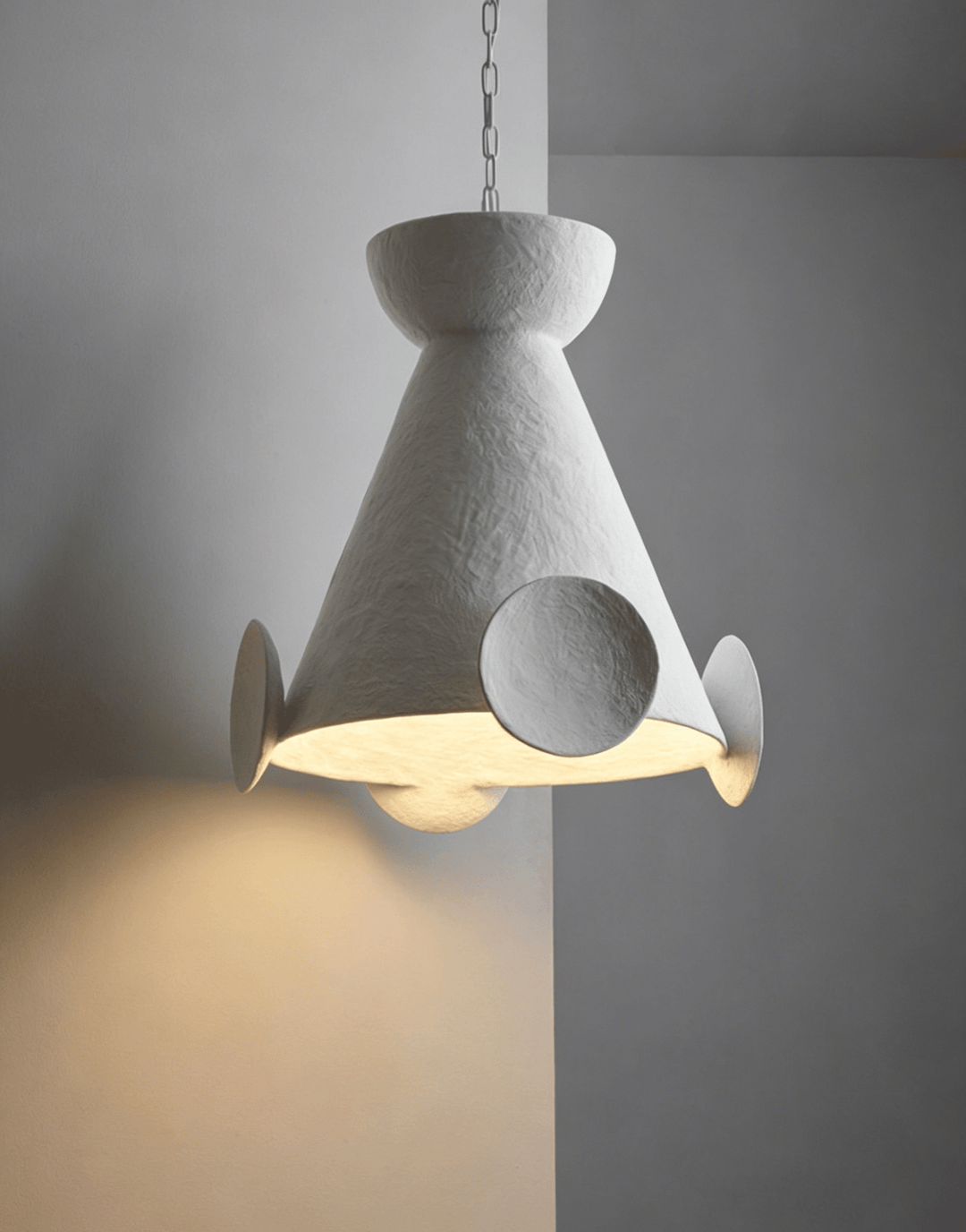 Sculptural lampada a sospensione in cono di gesso