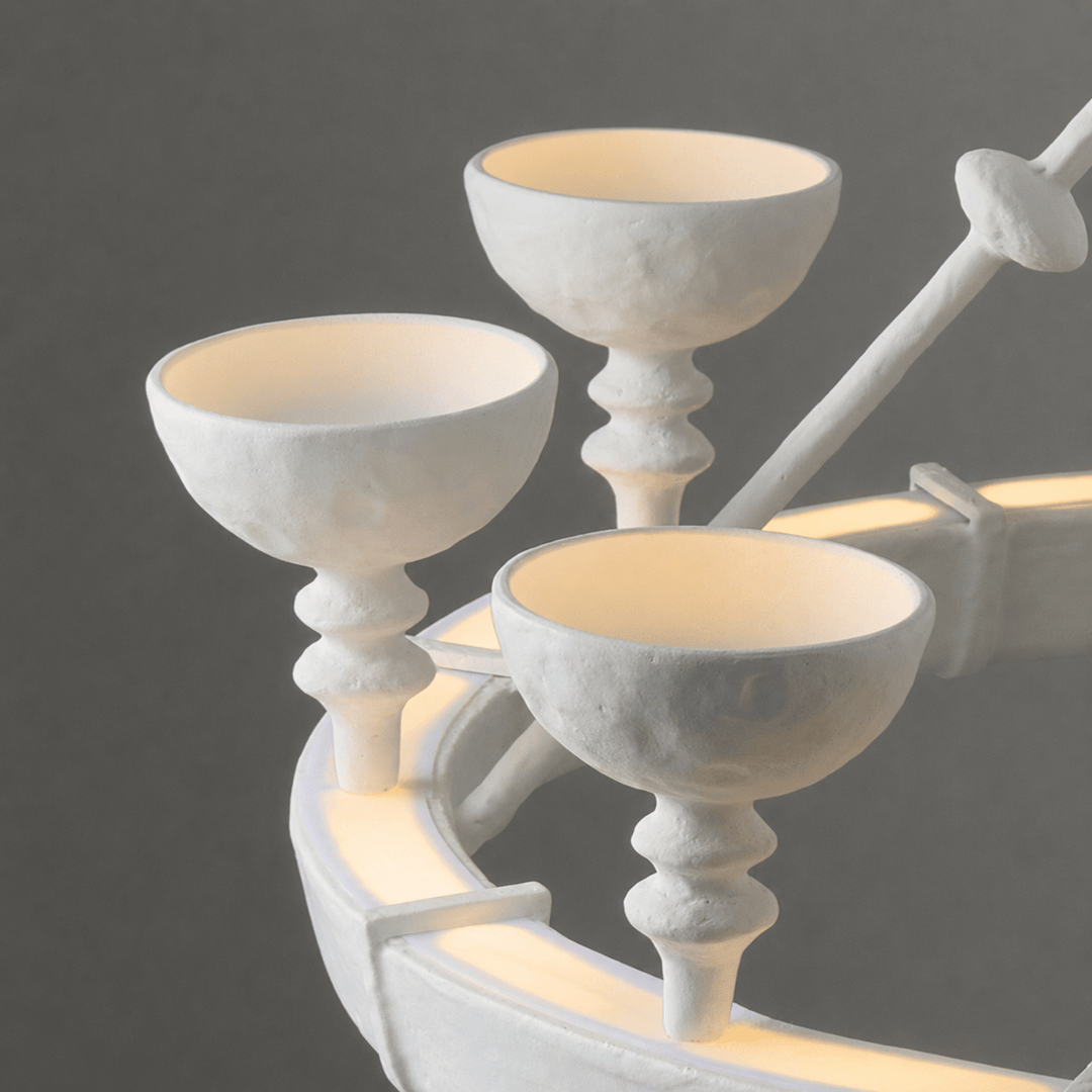Lampadario Chalice in gesso con struttura scultorea