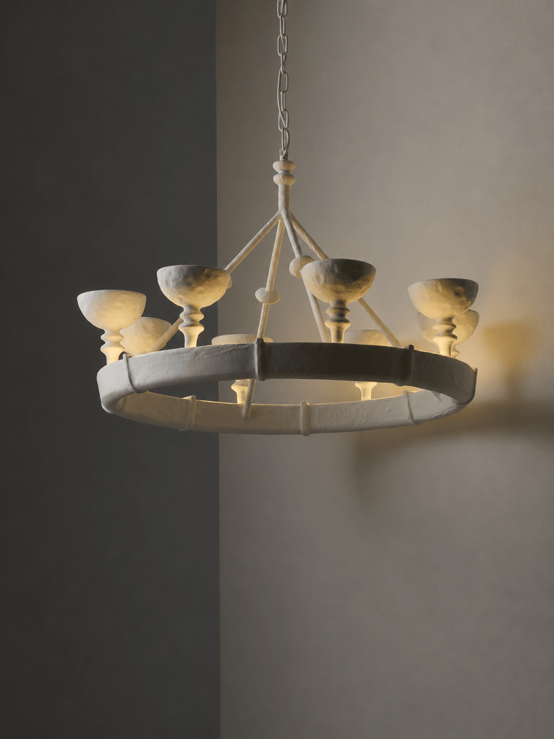 Lampadario Chalice in gesso con struttura scultorea