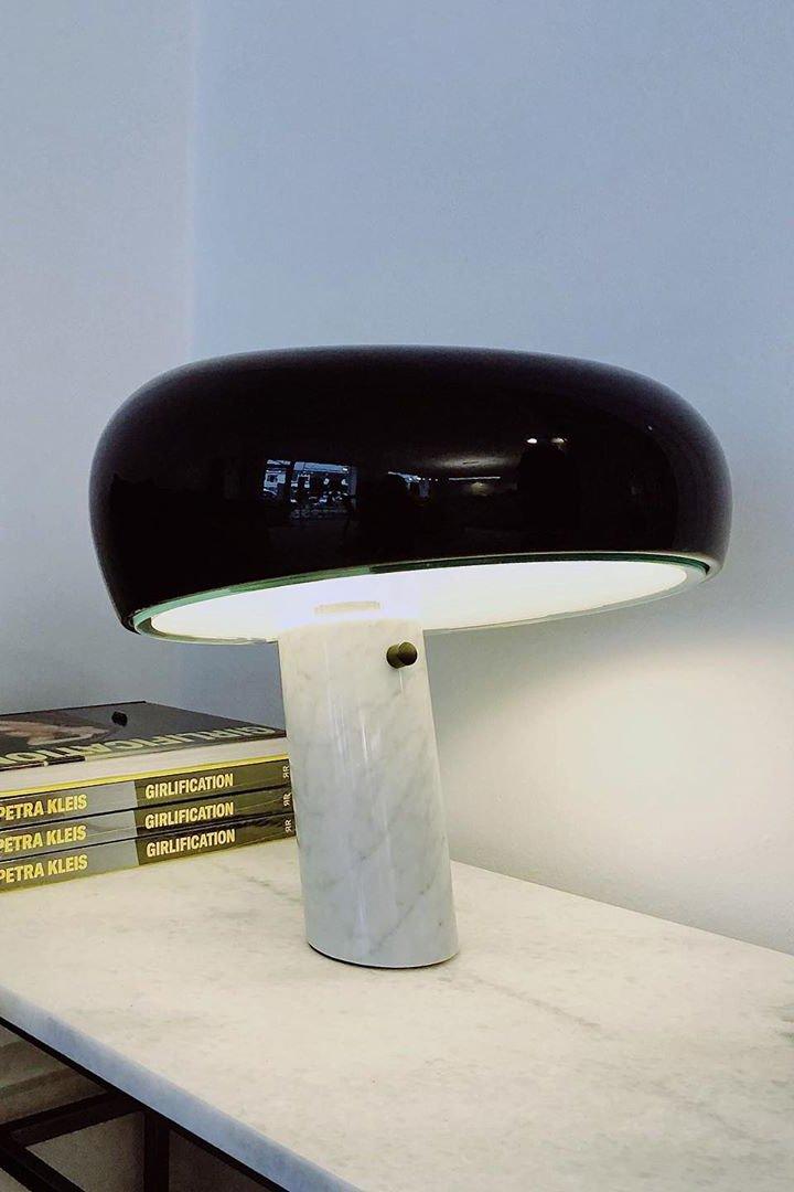 Nucleus lampada da tavolo in marmo