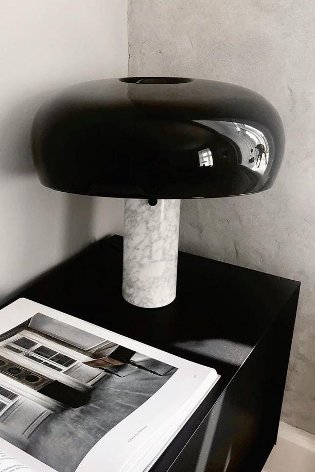 Nucleus lampada da tavolo in marmo