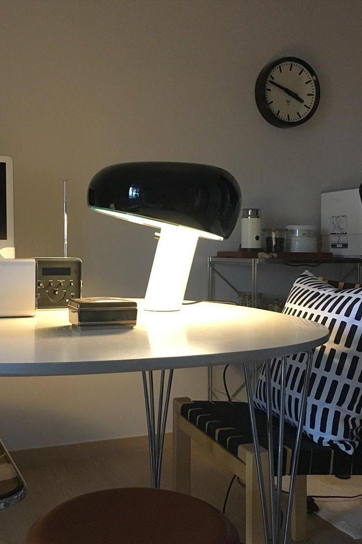 Nucleus lampada da tavolo in marmo