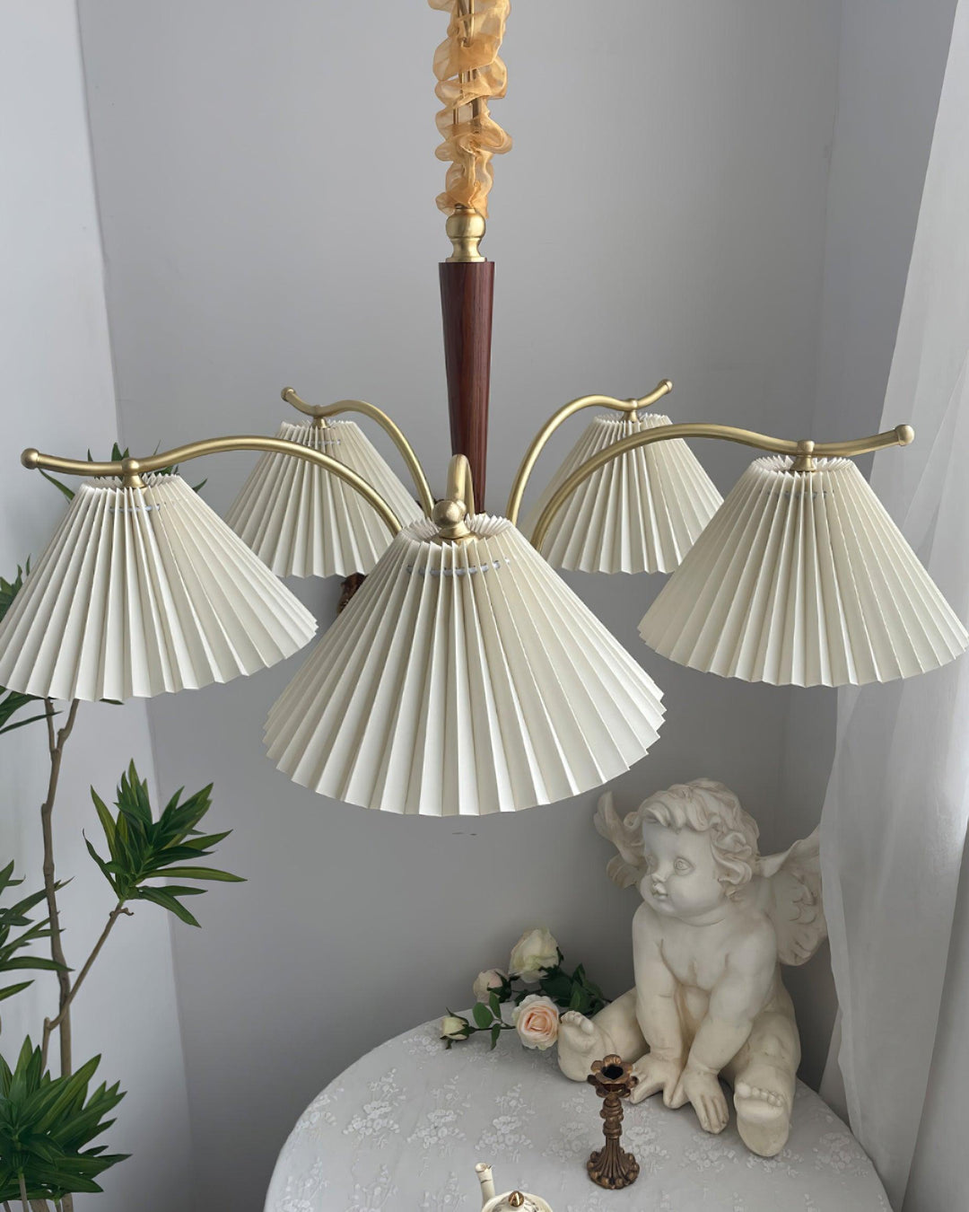 Lampadario Pleated Fabric Shades Walnut ottone Arms Warm Retro in legno
