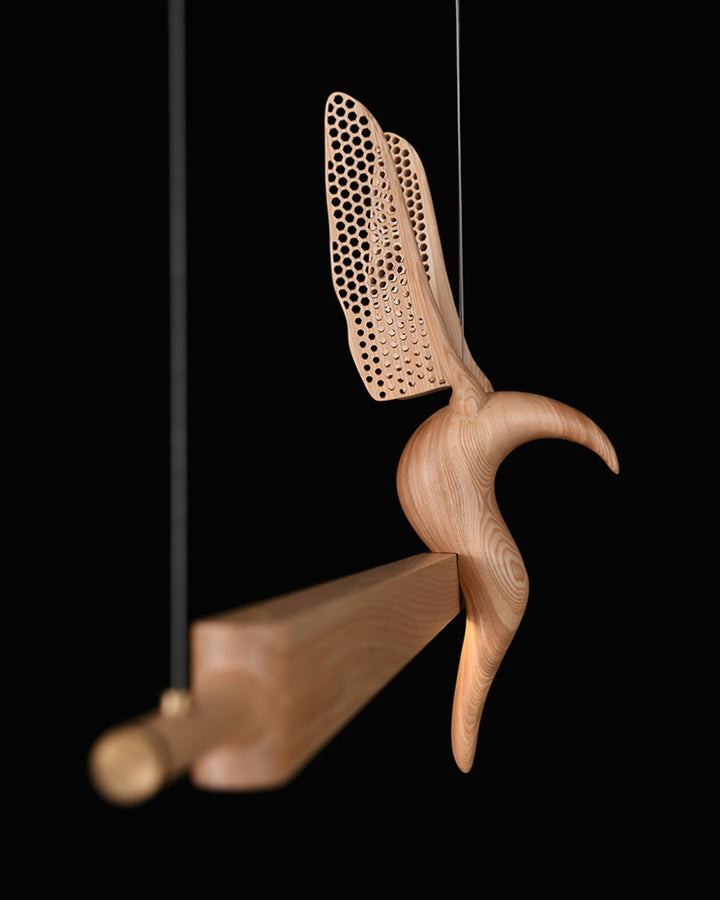 Varinisra lampada a sospensione in legno scolpito