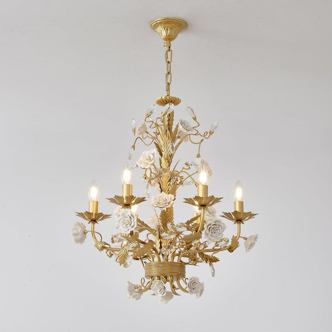 Lampadario in metallo ornato con rose di porcellana e cristallo, classico e lussuoso