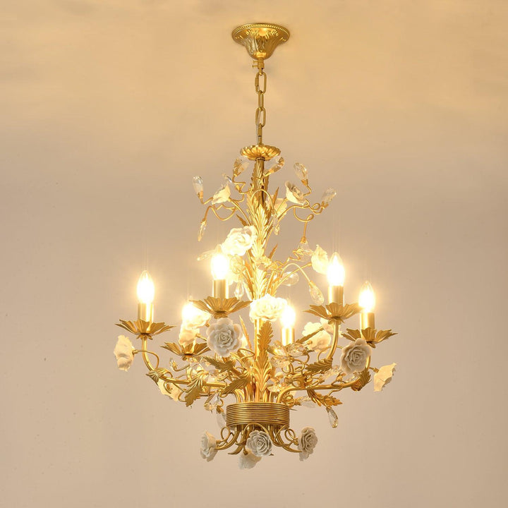 Lampadario in metallo ornato con rose di porcellana e cristallo, classico e lussuoso