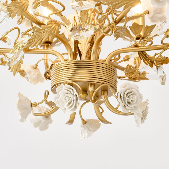 Lampadario in metallo ornato con rose di porcellana e cristallo, classico e lussuoso