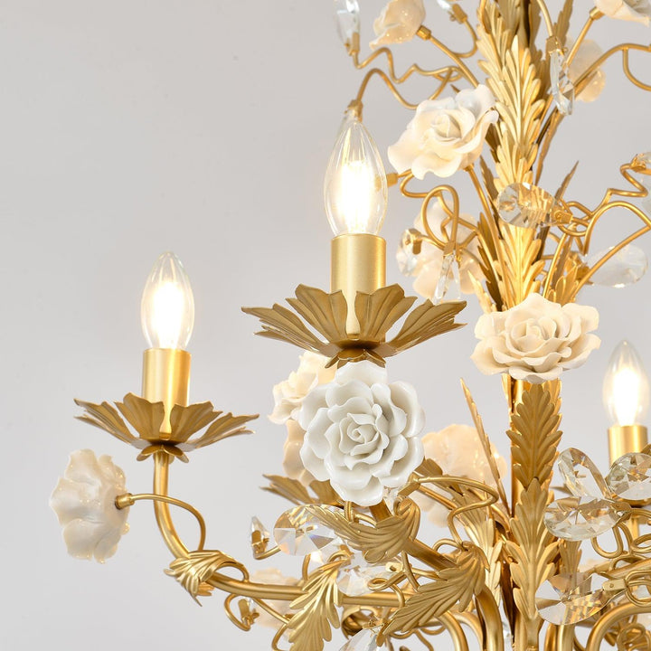 Lampadario in metallo ornato con rose di porcellana e cristallo, classico e lussuoso