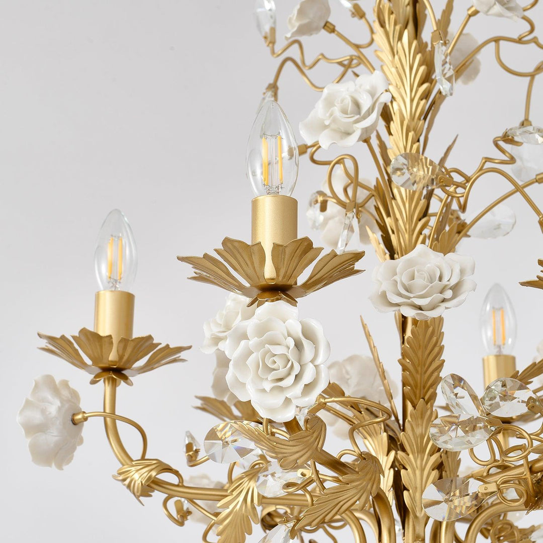 Lampadario in metallo ornato con rose di porcellana e cristallo, classico e lussuoso