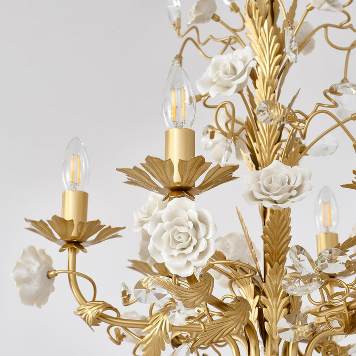 Lampadario in metallo ornato con rose di porcellana e cristallo, classico e lussuoso