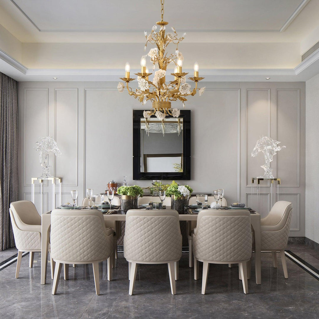 Lampadario in metallo ornato con rose di porcellana e cristallo, classico e lussuoso