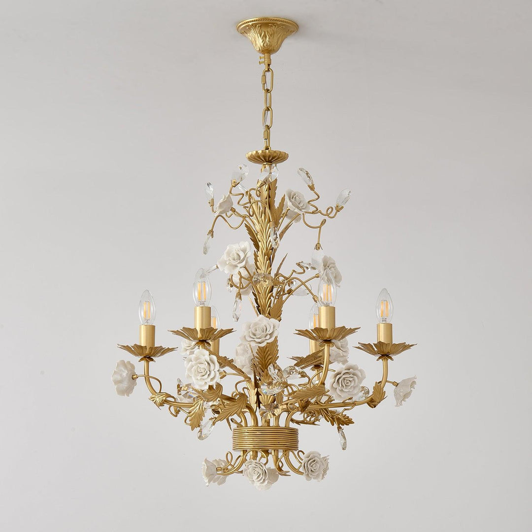 Lampadario in metallo ornato con rose di porcellana e cristallo, classico e lussuoso