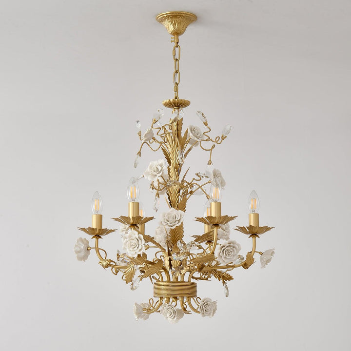 Lampadario in metallo ornato con rose di porcellana e cristallo, classico e lussuoso