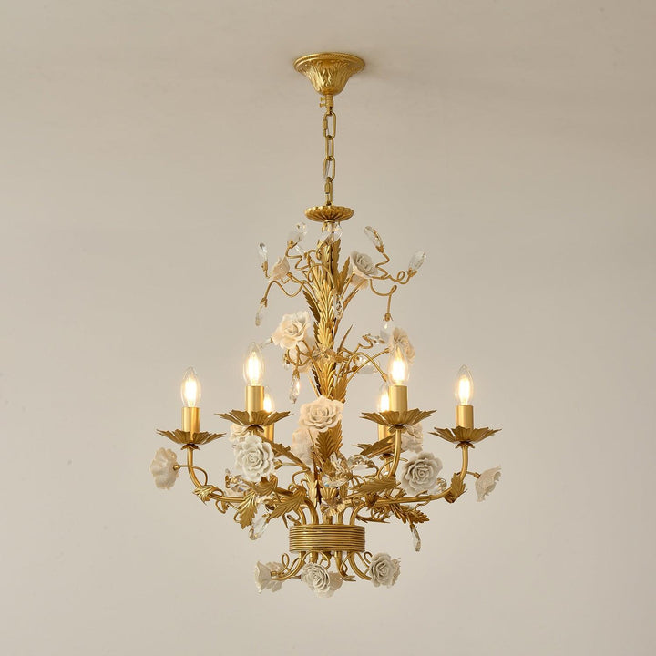 Lampadario in metallo ornato con rose di porcellana e cristallo, classico e lussuoso
