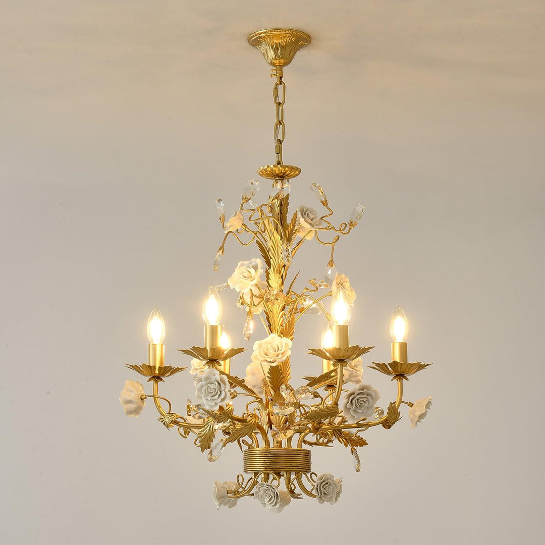 Lampadario in metallo ornato con rose di porcellana e cristallo, classico e lussuoso