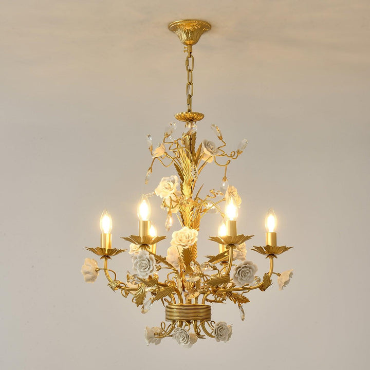 Lampadario in metallo ornato con rose di porcellana e cristallo, classico e lussuoso
