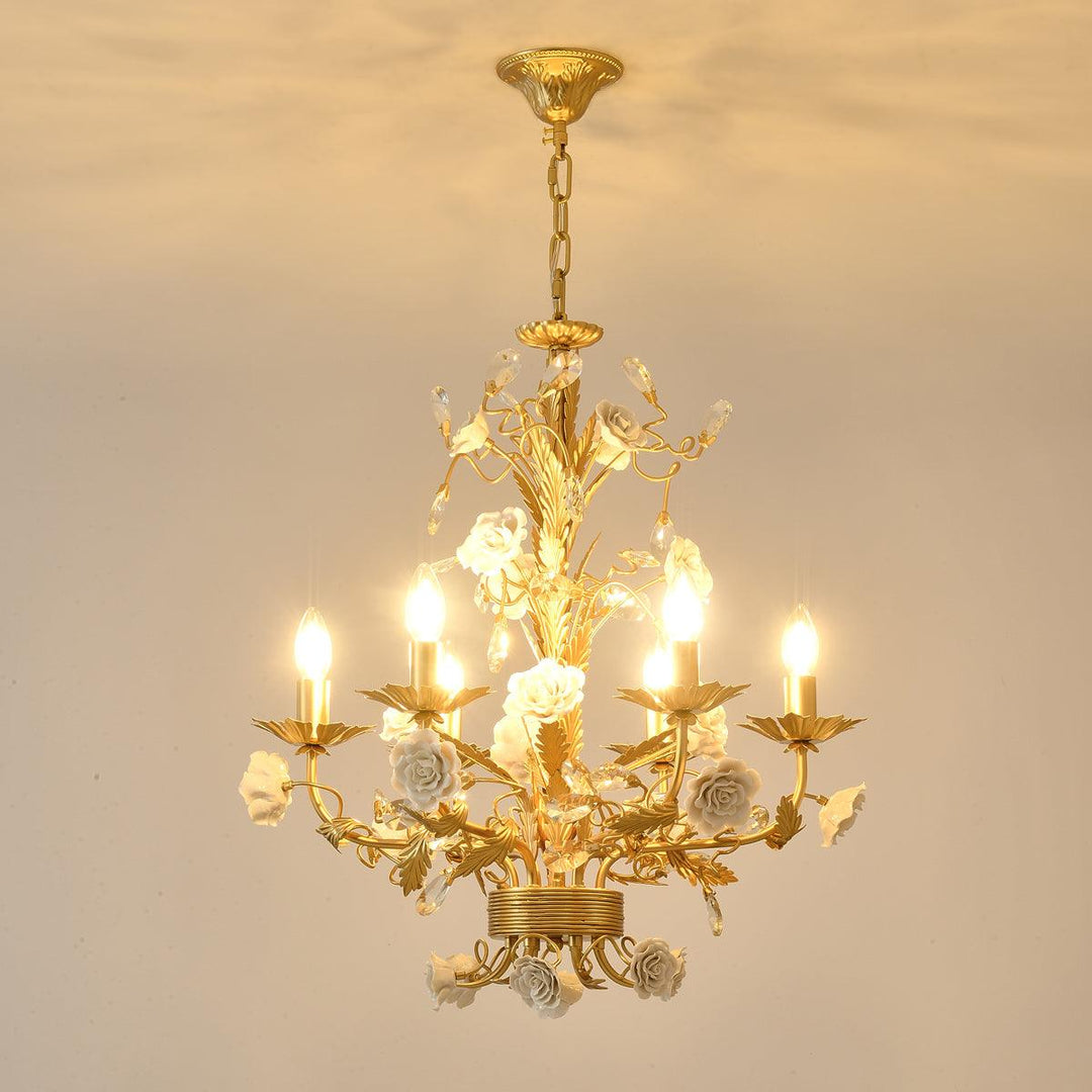 Lampadario in metallo ornato con rose di porcellana e cristallo, classico e lussuoso
