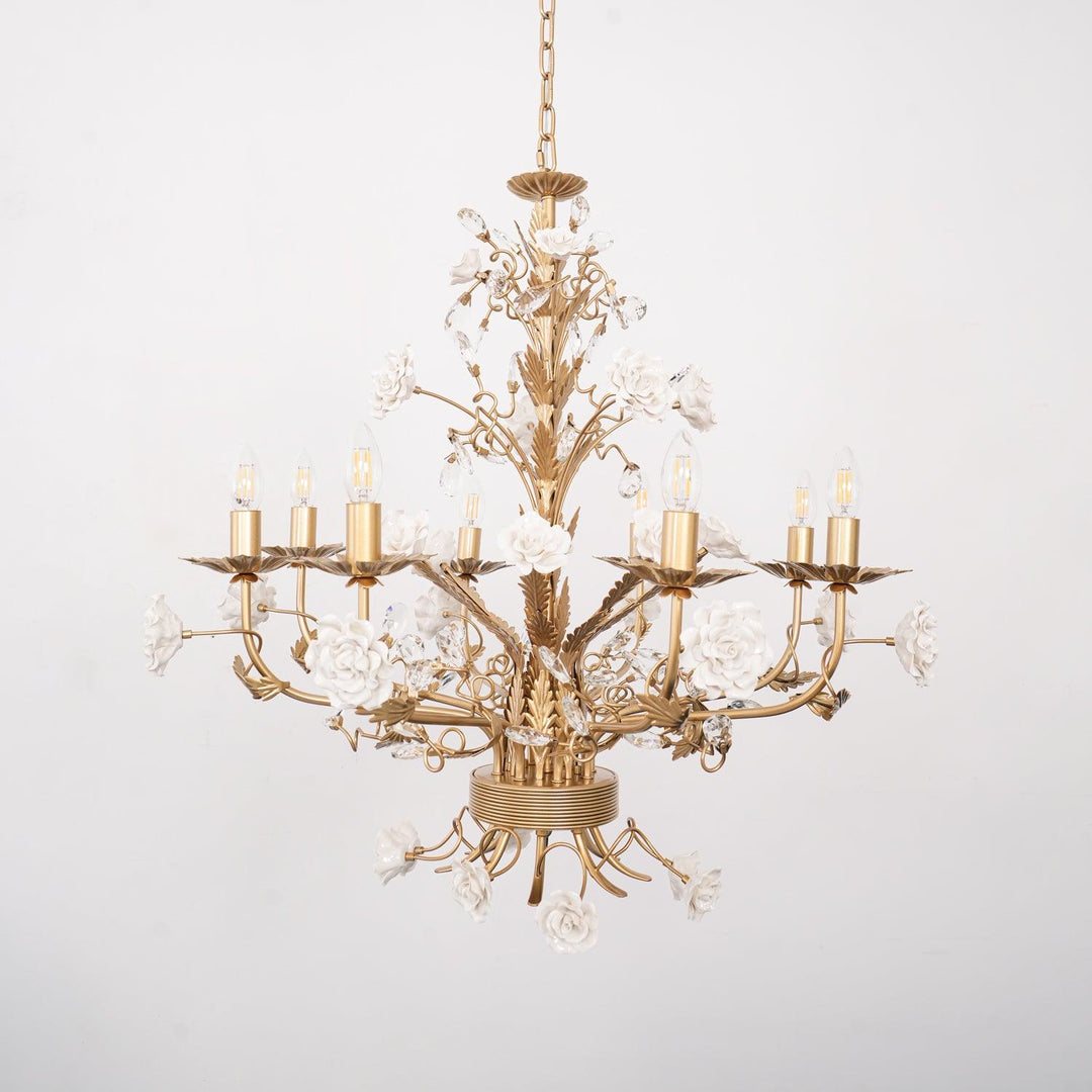Lampadario in metallo ornato con rose di porcellana e cristallo, classico e lussuoso