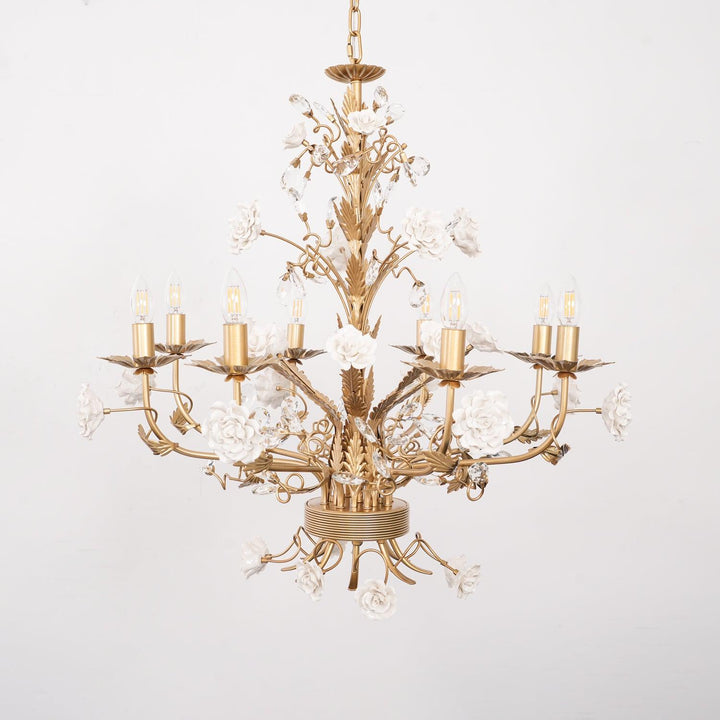 Lampadario in metallo ornato con rose di porcellana e cristallo, classico e lussuoso