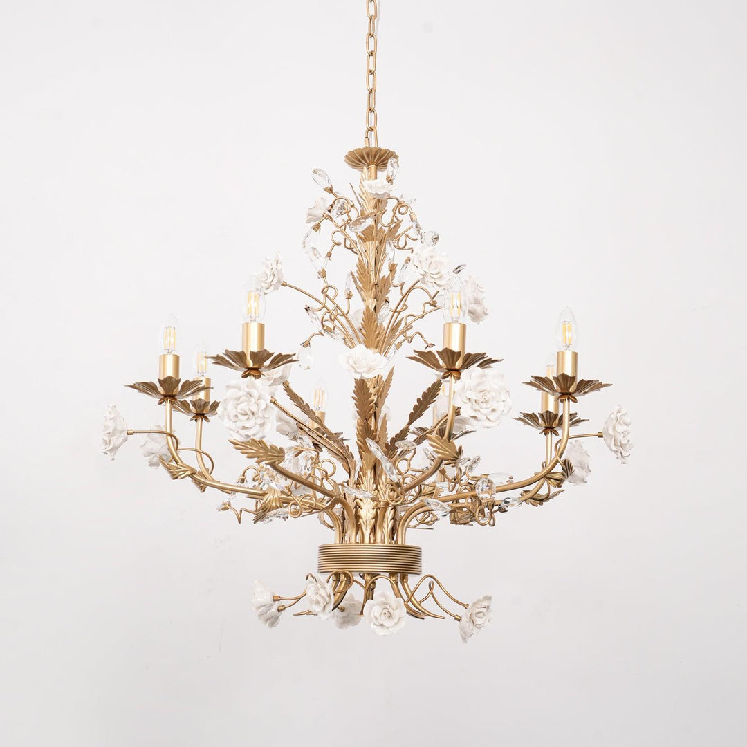 Lampadario in metallo ornato con rose di porcellana e cristallo, classico e lussuoso