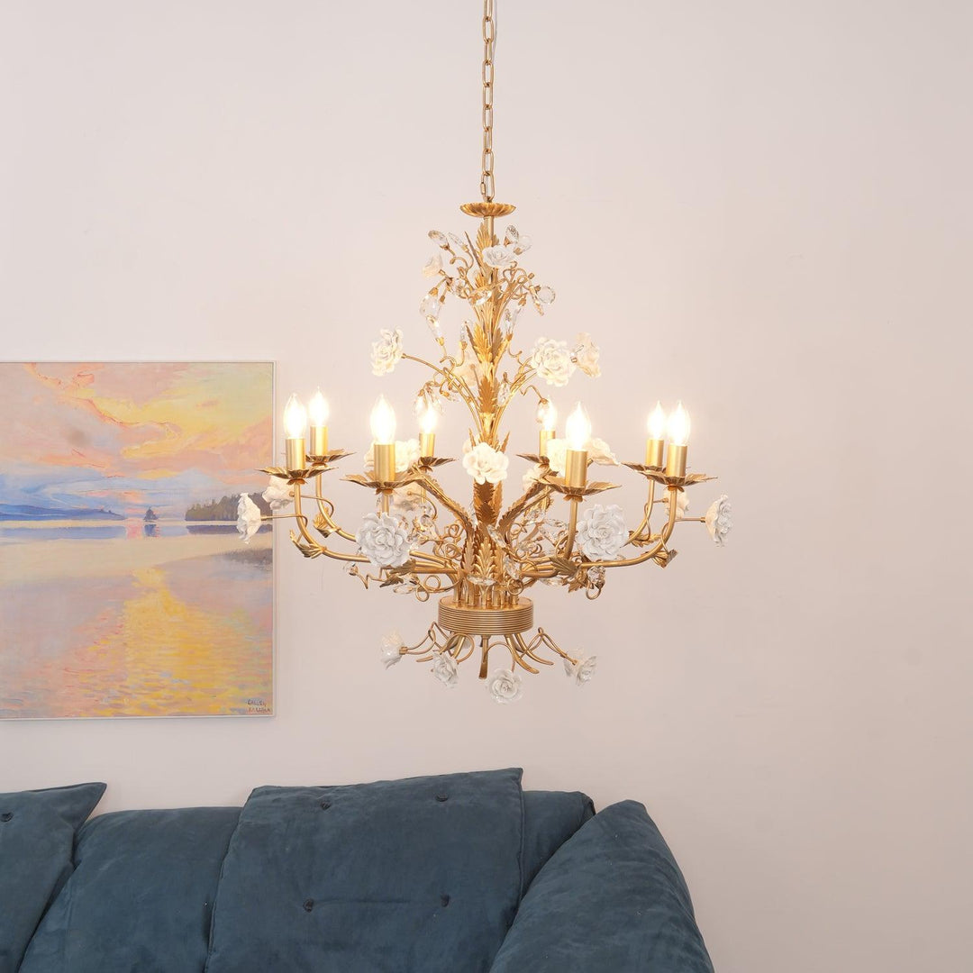 Lampadario in metallo ornato con rose di porcellana e cristallo, classico e lussuoso